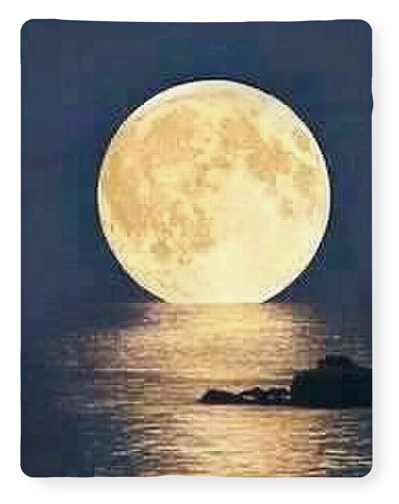 Moonrise Over Tranquil Waters - Blanket